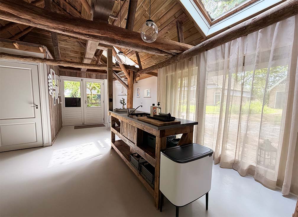 Keuken van Huisje Saar met uitzicht op het erf